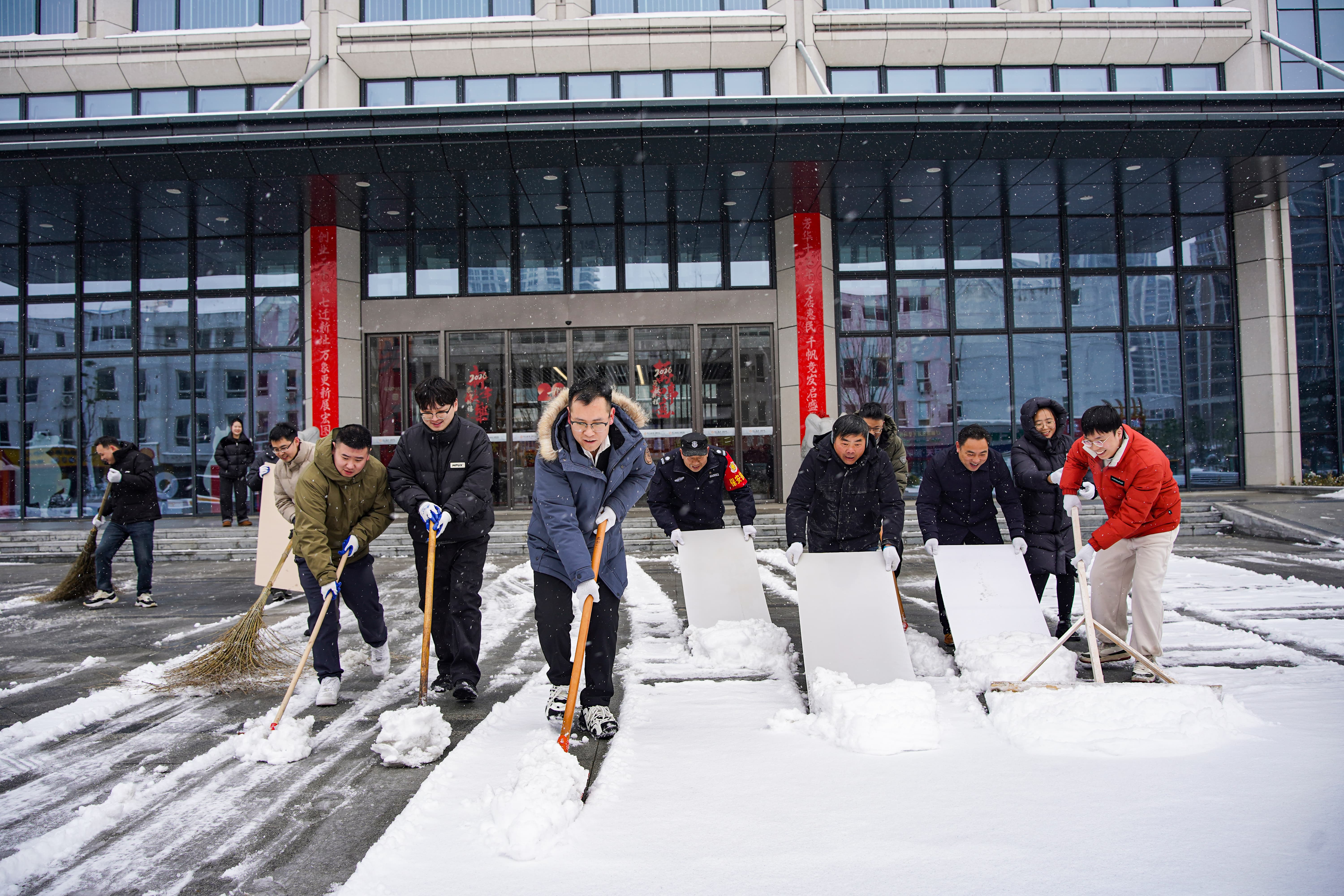 迎寒而上，，，，，行动照初心！yy易游体育党员前锋发展园区除雪行动
